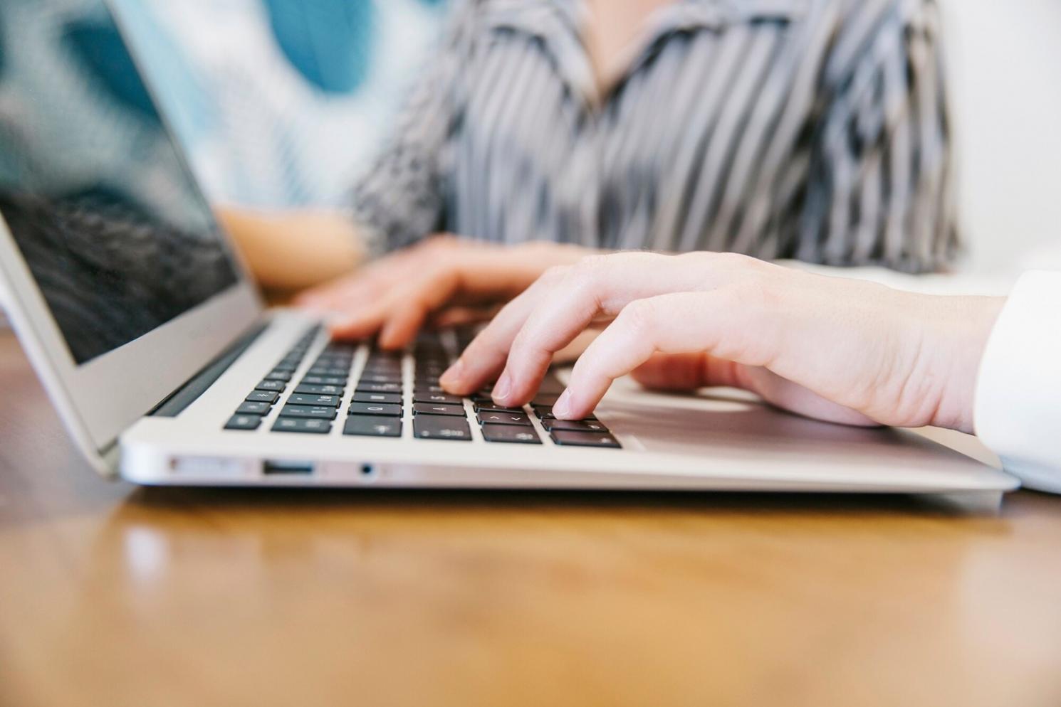 Professionelle Schulungsumgebung mit modernen Lernmaterialien und Finanzanalyse-Tools